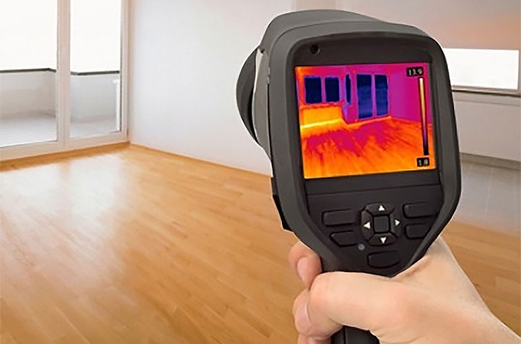 Handheld thermal camera used for electronic leak detection